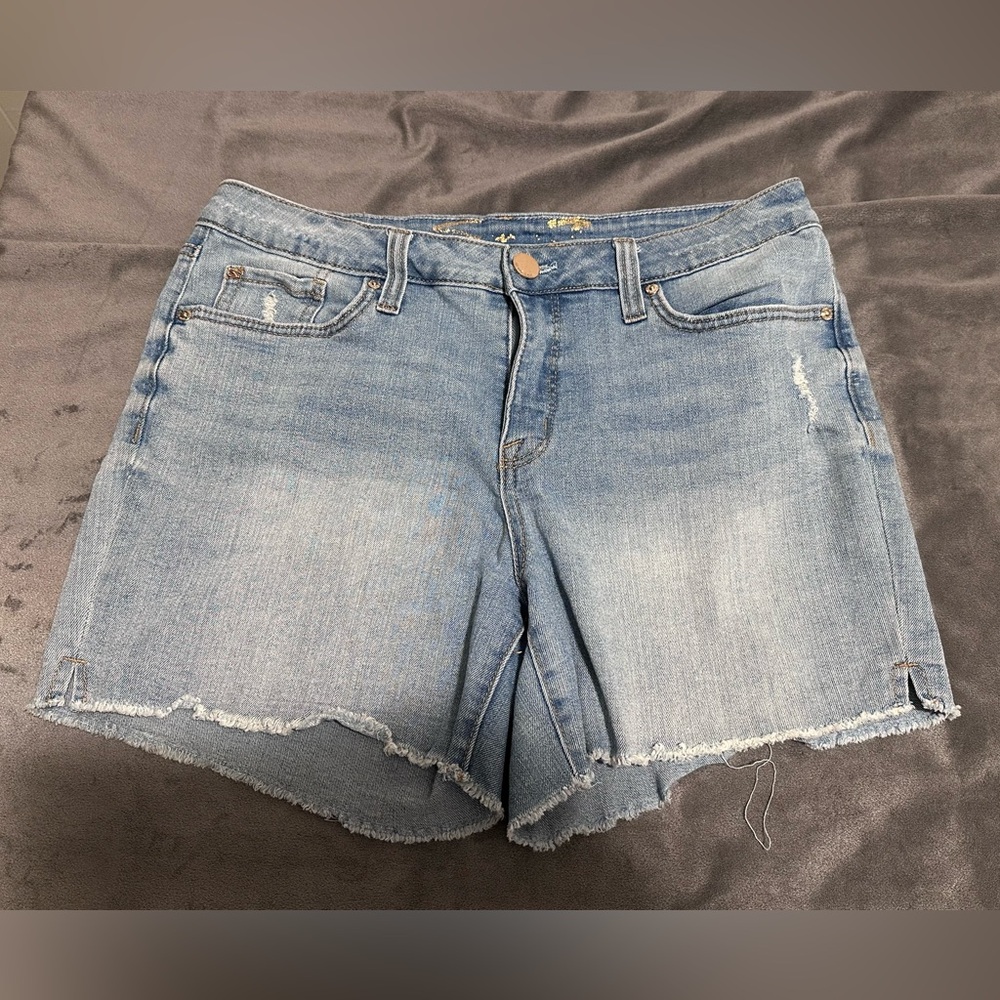 Seven7 Women's shorts
Size 8